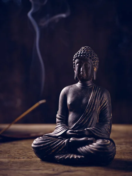 Buddha Tänd Trä Med Rökelse Pinnar — Stockfoto