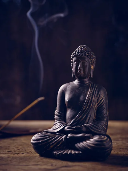 Buddha Acceso Legno Con Bastoncini Incenso — Foto Stock