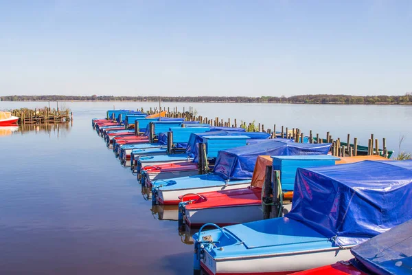 Boote Auf Der Seebrücke Hafen Der Ostsee — Stockfoto