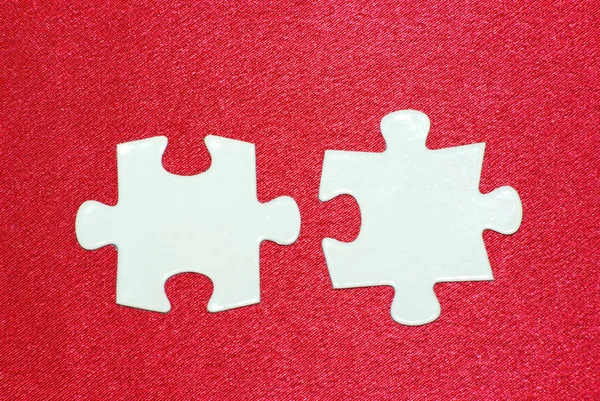 Puzzles Blancs Isolés Sur Rouge — Photo