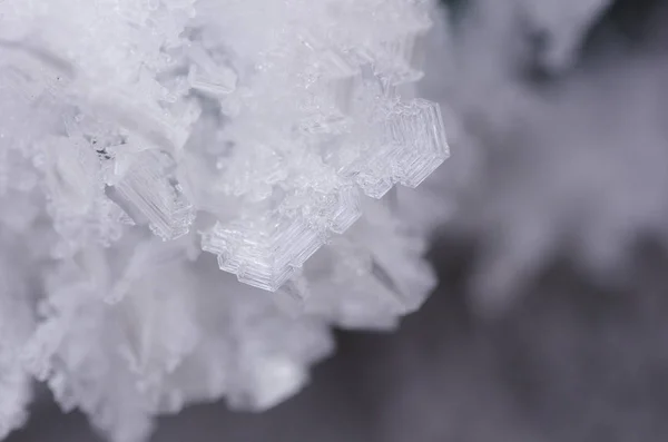 Nahaufnahme Von Eiskristallen Die Stachelige Ornamente Bilden — Stockfoto