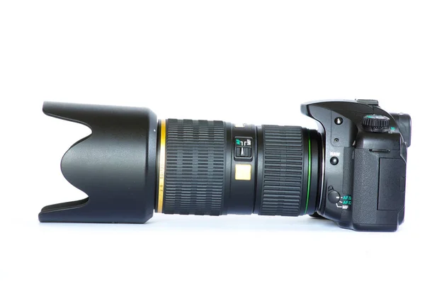 白に隔離された黒いデジタルカメラ — ストック写真