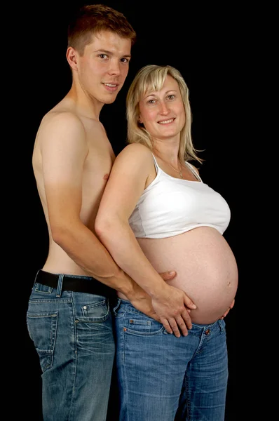 Embarazada Con Hombre Sobre Fondo Oscuro —  Fotos de Stock