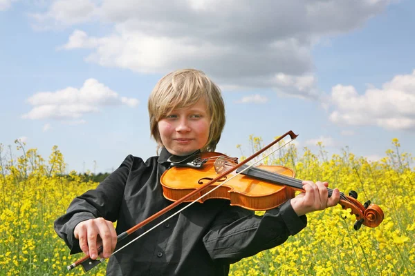 Jovem Com Violino Fundo Uma Árvore Grande — Fotografia de Stock