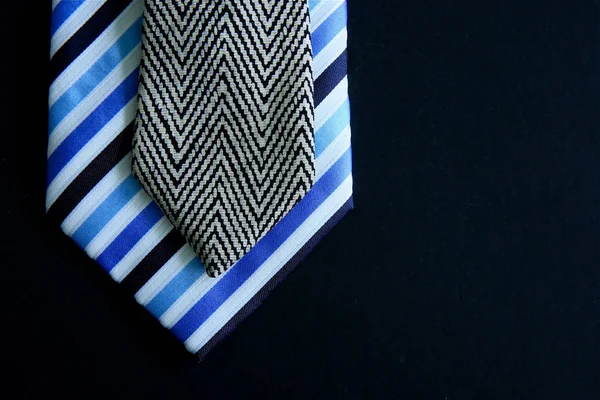 蓝色和黑色条纹领带 在深色背景上有蝴蝶结 — 图库照片