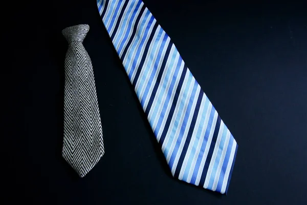 黒ネクタイとネクタイオンダークバック — ストック写真
