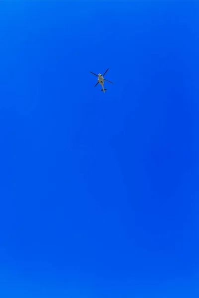 Вертолет Воздухе Над Чистым Небом — стоковое фото