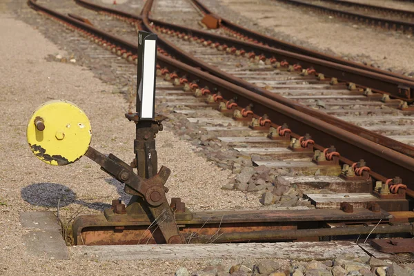 Γραμμές Και Ένας Σιδηροδρομικός Διακόπτης Συμβολίζουν Μια Απόφαση — Φωτογραφία Αρχείου