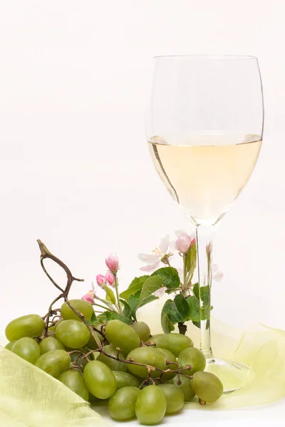 Glass White Wine Green Grapes Decoration — Stock Photo, Image