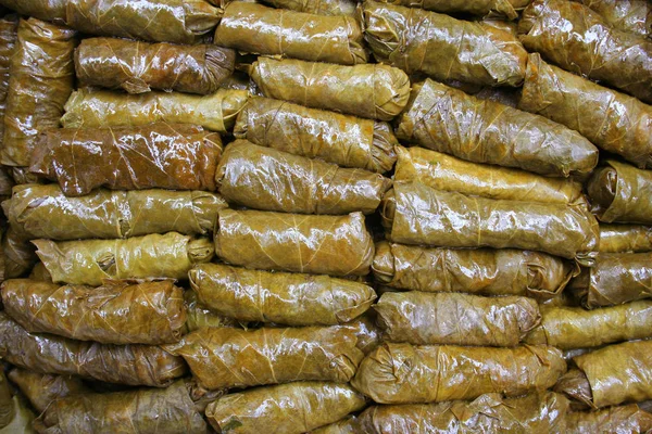 Turki Isian Daun Anggur Dengan Daging Sapi Mint Peterseli Beras — Stok Foto