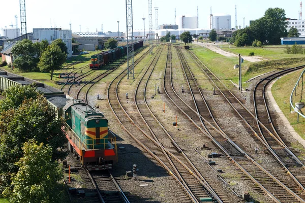 Çinde Iki Endüstriyel Tren Olan Bir Demiryolu Geçidi — Stok fotoğraf