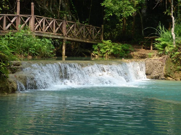 Schöner Wasserfall Auf Naturhintergrund — Stockfoto