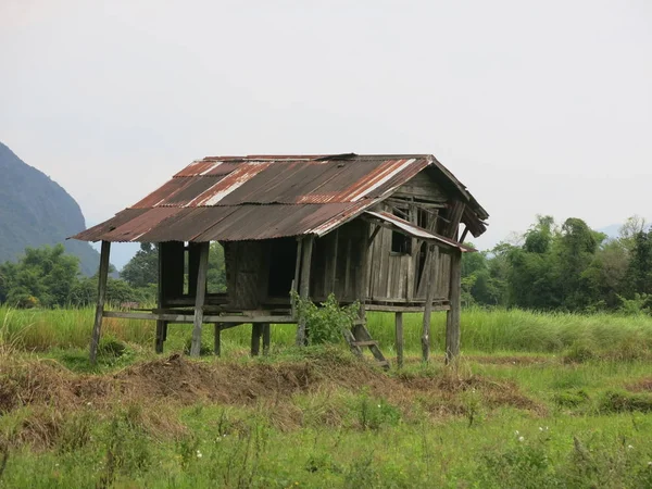 アジアの野原にある家を捨て — ストック写真