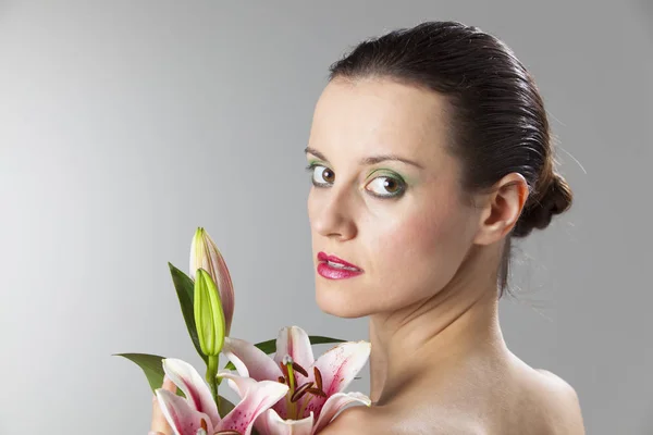 Frauen Mit Lilienblüte — Stockfoto