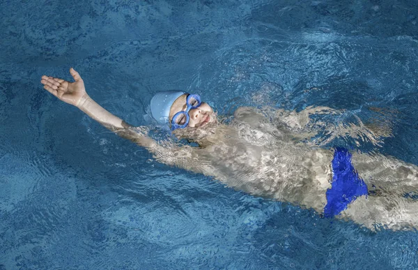 Παιδικός Κολυμβητής Στην Πισίνα Μπλε Πισίνα Χρώματος — Φωτογραφία Αρχείου