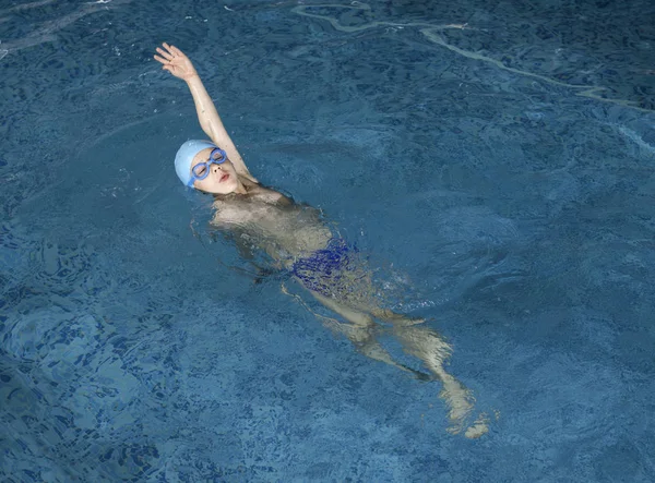 Nuotatore Bambino Piscina Piscina Colore Blu — Foto Stock