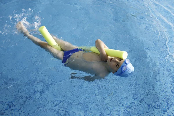 Criança Nadadora Piscina Piscina Cor Azul — Fotografia de Stock