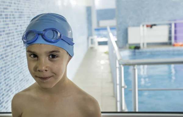 在游泳池里的小男孩蓝色游泳池 — 图库照片
