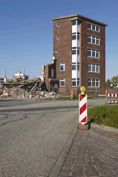 Een Commercieel Gebouw Wordt Neergehaald Onder Een Kleine Straat Foto — Stockfoto