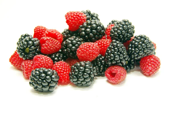 黑莓和覆盆子 白色孤立的背景 — 图库照片