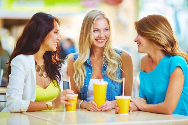Retrato Três Meninas Felizes Conversando Enquanto Bebe Depois Fazer Compras — Fotografia de Stock