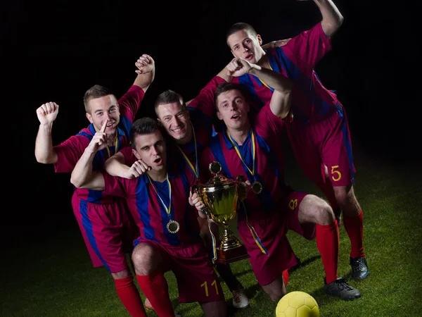 Equipo Futbolistas Celebrando Victoria Convertirse Campeón Juego Mientras Sostiene Golpe —  Fotos de Stock