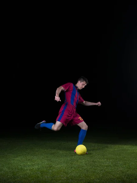 Ποδοσφαιριστής Κάνει Λάκτισμα Μπάλα Στο Γήπεδο Γήπεδο Ποδοσφαίρου Που Απομονώνονται — Φωτογραφία Αρχείου