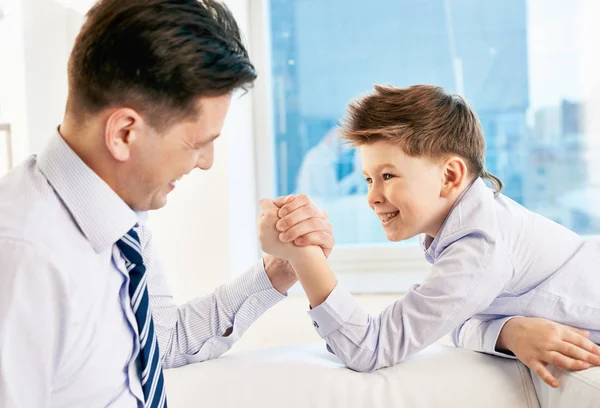 Photo Little Boy His Dad Armwrestling — Stock Photo, Image