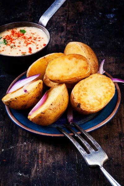 Patatas Asadas Frescas Adornadas Con Sopa Crema — Foto de Stock