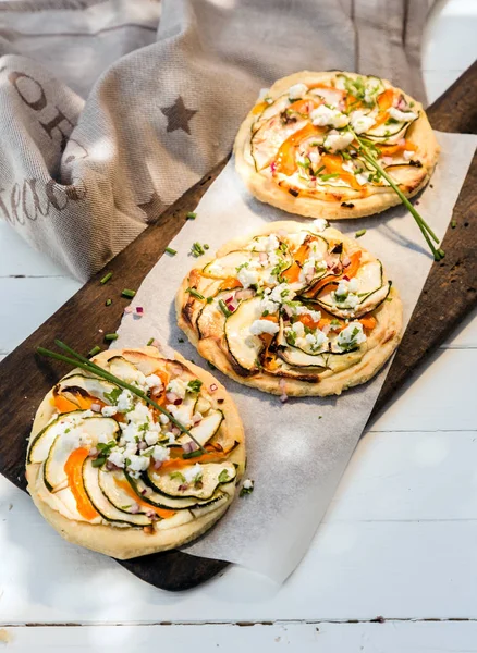 Trio Saborosas Mini Pizzas Vegetarianas Com Pimentão Doce Queijo Ervas — Fotografia de Stock
