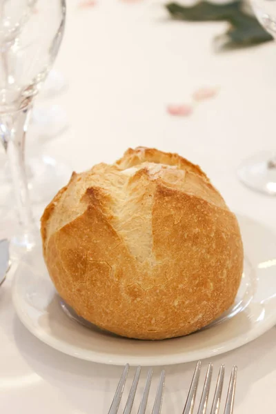 Zarif Bir Masada Tabakta Ekmek Ekmeği Beyaz Bir Bezin Üzerinde — Stok fotoğraf