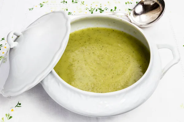 Zeleninová Polévka Bílé Porcelánové Míse Stříbrnou Naběračkou Bílém Plátně — Stock fotografie