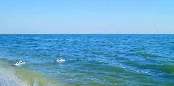 Par Chinelos Brancos Flutuando Oceano — Fotografia de Stock
