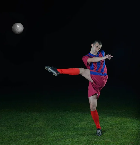 Futbolista Haciendo Patada Con Pelota Campo Estadio Fútbol Aislado Sobre — Foto de Stock