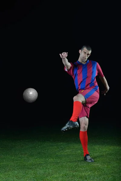 Futbolista Haciendo Patada Con Pelota Campo Estadio Fútbol Aislado Sobre — Foto de Stock