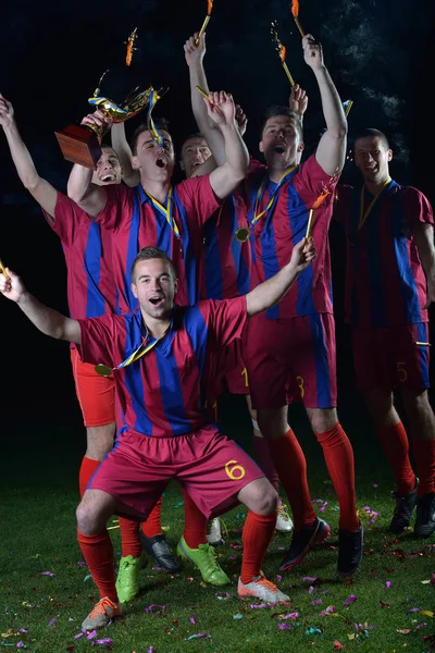 Fotbalisté Tým Skupina Slaví Vítězství Stát Mistrem Hry Při Držení — Stock fotografie
