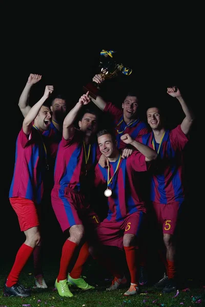 Equipo Futbolistas Celebrando Victoria Convertirse Campeón Juego Mientras Sostiene Golpe —  Fotos de Stock