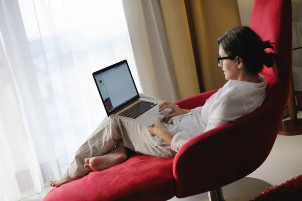 Mujer Joven Casa Relajarse Sala Estar Leyendo Una Tableta Digital — Foto de Stock