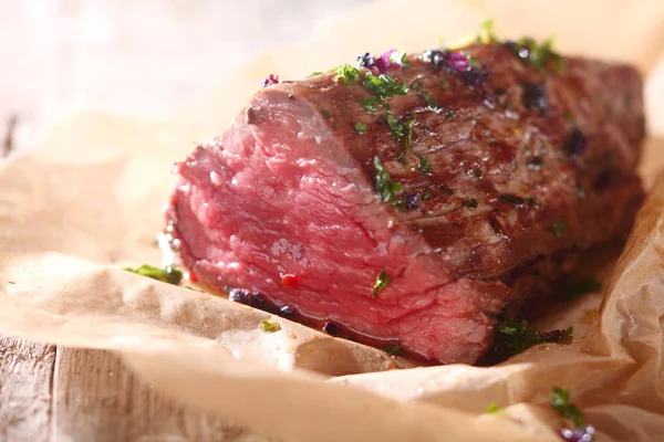 Además Filete Carne Res Raros Condimentados Con Hierbas Frescas Cortadas — Foto de Stock