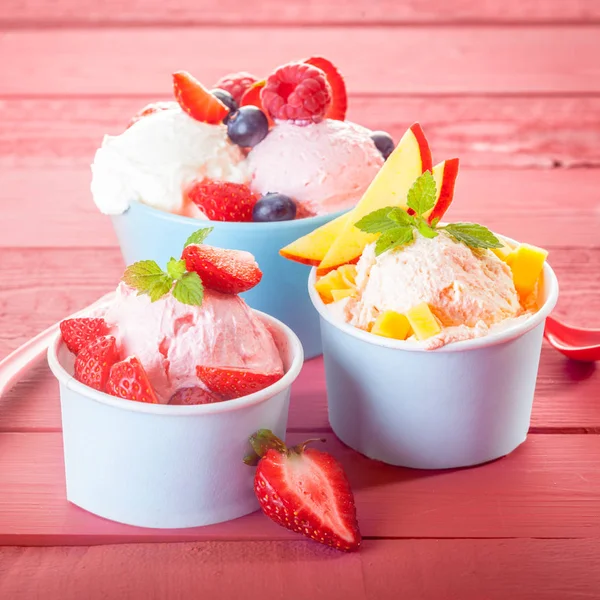 三份意大利奶油冰淇淋 用新鲜水果和各种浆果装饰 用薄荷糖装饰 闭合正方形 — 图库照片