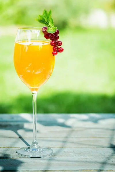 Stylová Sklenice Pomerančového Šampaňského Koktejlu Oslavu Speciální Příležitosti Zdobené Lahodnými — Stock fotografie