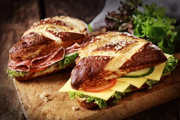 Lye Bread Rolls 바이에른의 빵으로 토마토 오이를 치즈와 살라미와 유약을 — 스톡 사진