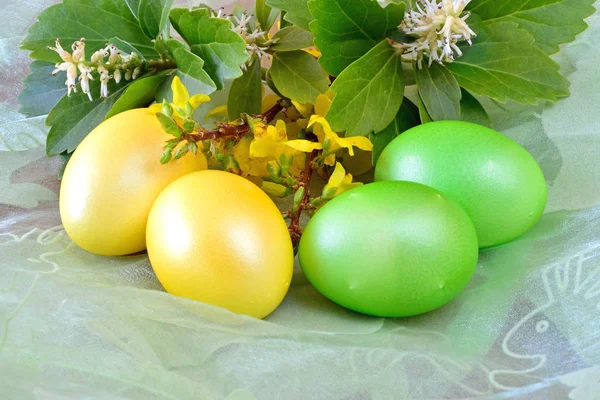 Великодні Яйця Весняні Квіти Зеленій Скатертині — стокове фото
