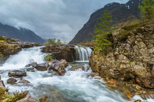 滝と壮大な風景の景色 — ストック写真