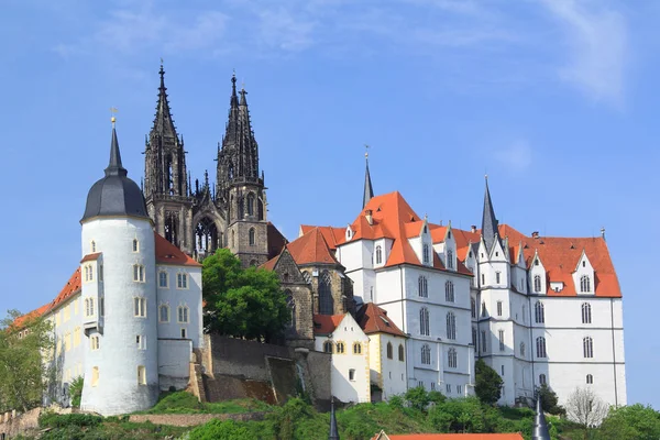 오른쪽 부르크 마이센 Albrechtsburg Meissen 왼쪽에는 주교의 오늘날의 의둥근 뒤에는 — 스톡 사진