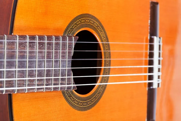 Тіло Іспанської Акустичної Гітари Шістьма Нейлоновими Струнами Крупним Планом — стокове фото