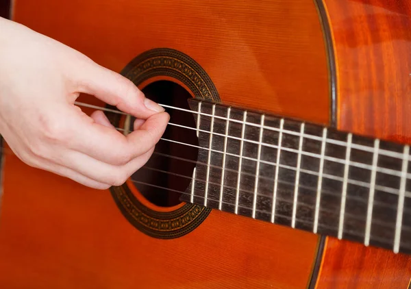 Las Obras Del Brazo Femenino Guitarra Acústica Cierran — Foto de Stock