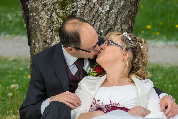 Recién Casados Disfrutando Del Tiempo Juntos — Foto de Stock