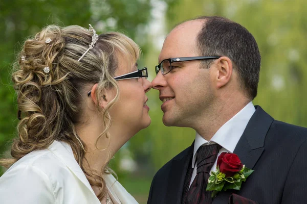 Recién Casados Disfrutando Del Tiempo Juntos — Foto de Stock