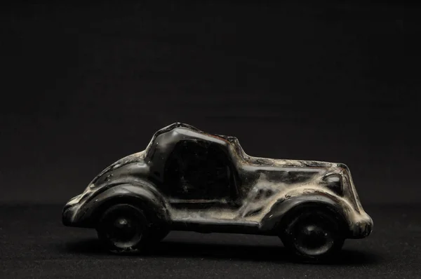 Vintage Old Ceramic Black Car Auf Dunklem Hintergrund — Stockfoto